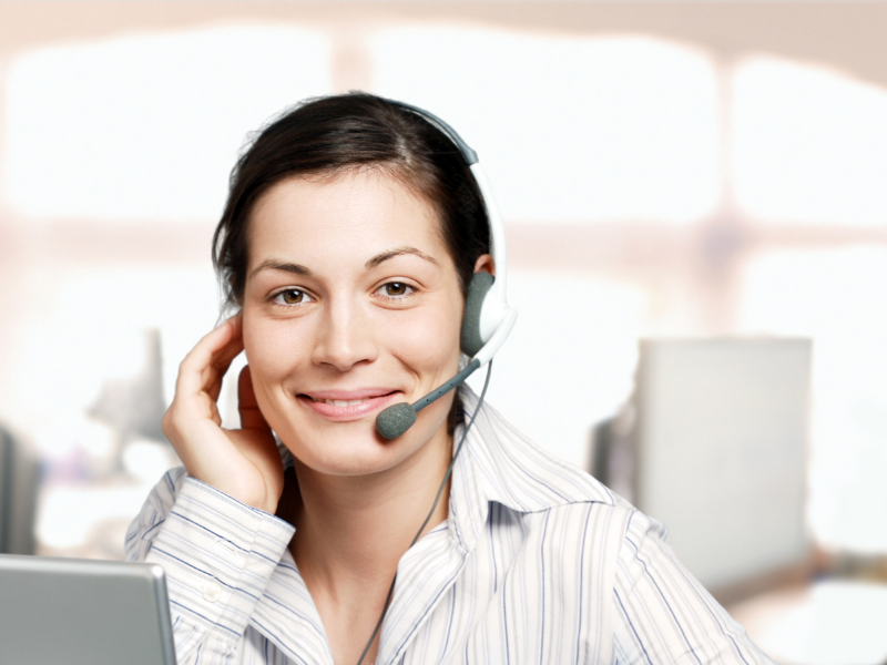 Freundliche Frau mit Headset